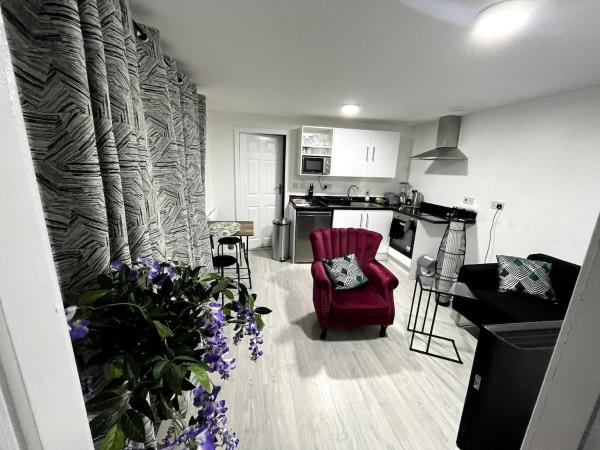 Cosy newly built Self-contained garden flat, Manchester