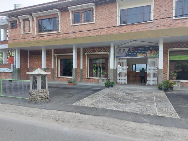 The photo shows the Gondang Sivali Hotel located in the city of Tomok.