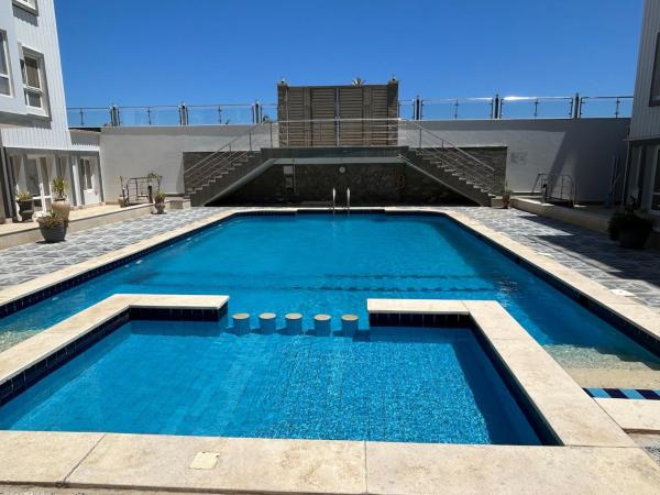Kuva 5: Studio with a pool view