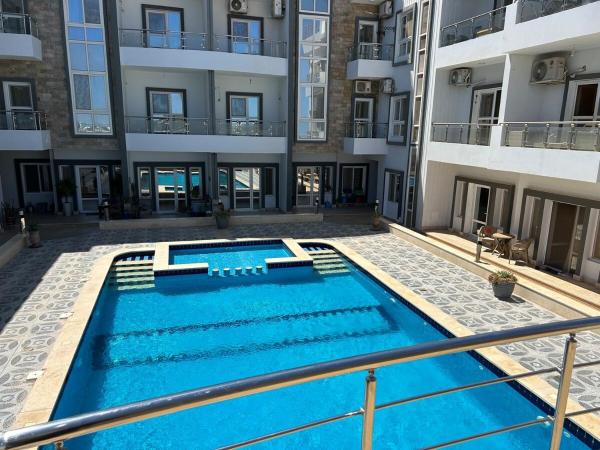 Kuva 4: Studio with a pool view