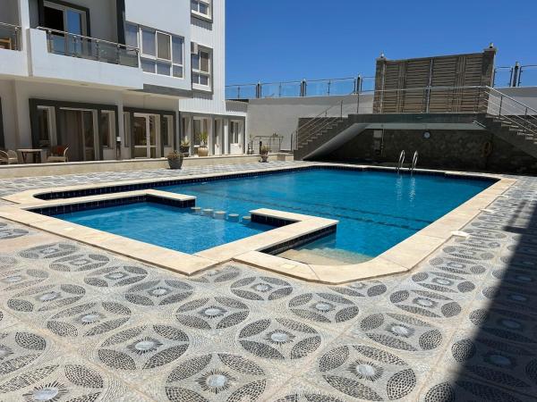 Kuva 3: Studio with a pool view