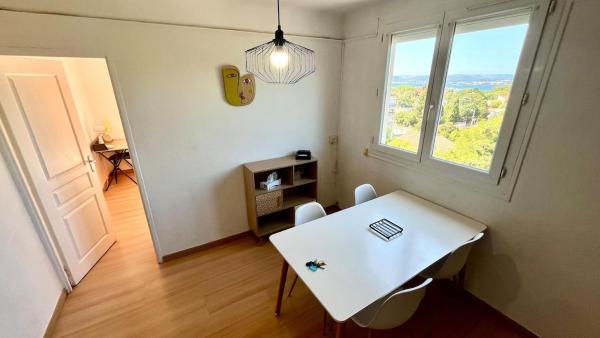 Na fotografii je vidět objekt Appartement confortable avec vue sur étang de Thau et télétravail nacházející se ve městě Sète.