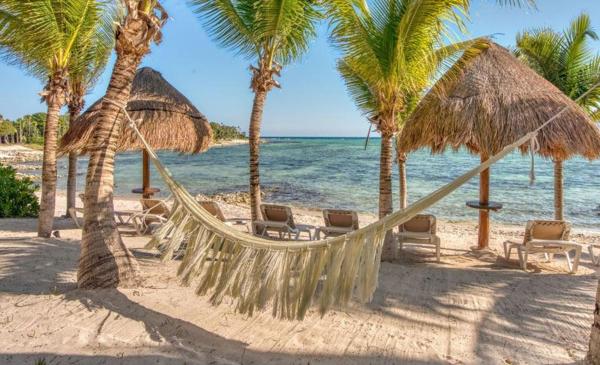 The photo shows the Beachfront Soliman Bay Villas for big groups located in the city of Balcheil.