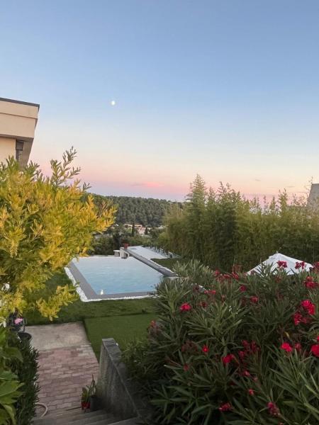 På billedet ses objektet Bas de villa - 3 pièces beliggende i byen Carnoux.