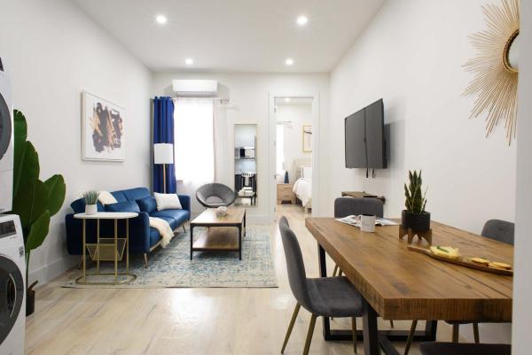 78-1A NEW Modern 1BR W&D Walk to Central Park, New York