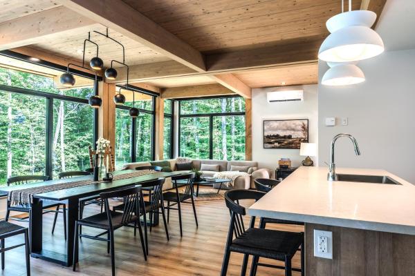 Na zdjęciu widoczny jest obiekt Chalet Van Haven Nature Lake Hot Tub Fire Pit Game Room położony w mieście Labelle.