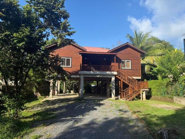 La photo montre l'objet Roatan Cottage situé dans la ville de Sandy Bay.