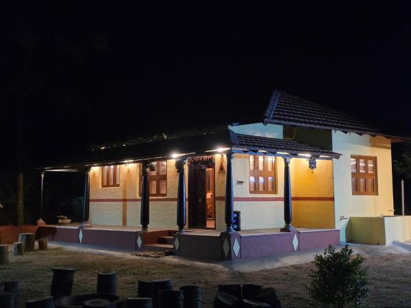 A la foto es mostra l'objecte Namma Hatti, Traditional Home situat a la ciutat de Hullahalli.