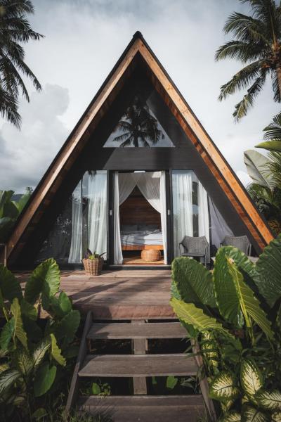 The photo shows the Desa Cabins located in the city of Balian.