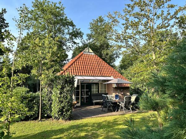 照片显示了位于IJhorst市的Recreational cottage with lots of privacy, large forest garden!物件。