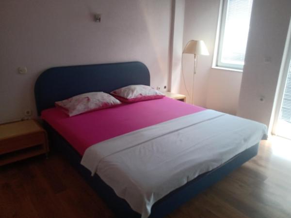 A la foto es mostra l'objecte Carsija Struga situat a la ciutat de Struga.