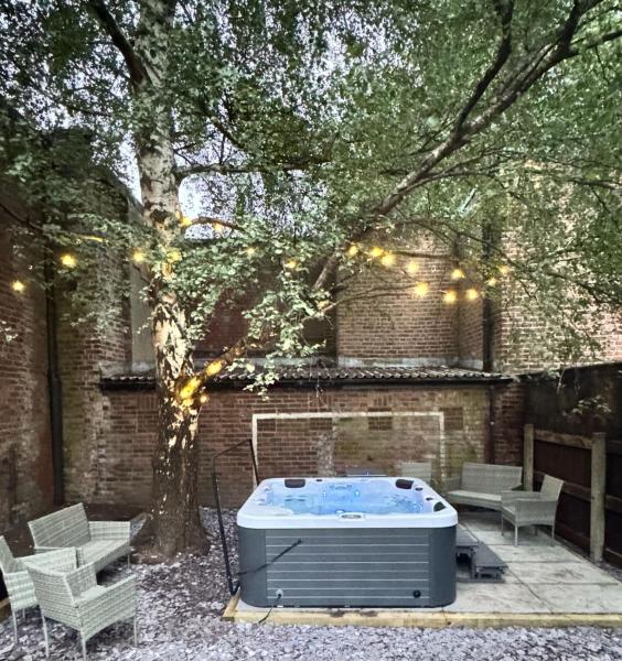 The Secret Garden Retreat With Hot Tub, Mánchester