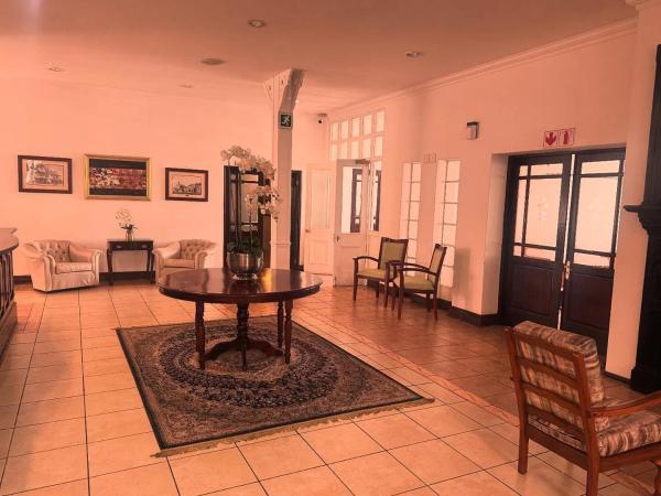 Na fotografii je vidět objekt Sapphire Hotel nacházející se ve městě Bloemfontein.