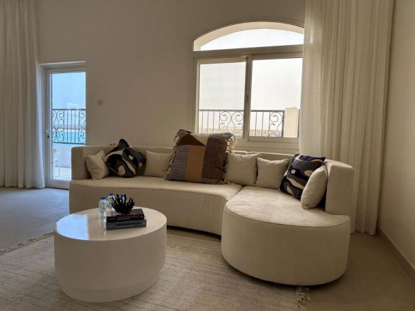 Na fotografii je vidět objekt Beach Front 03 bedroom villa plus maid room nacházející se ve městě Al Ḩamrīyah.