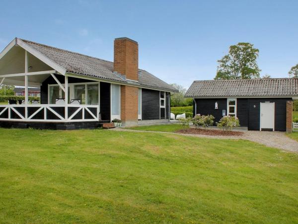 Na foto é possível ver o objeto Holiday Home Silka - 250m from the sea by Interhome localizado na cidade de Ertebjerg Skov.