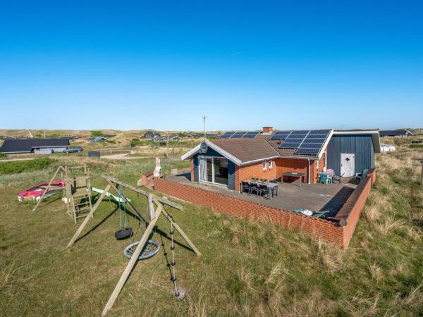 På bildet vises objektet Holiday Home Fia - from the sea by Interhome som ligger i byen Bjerregård.