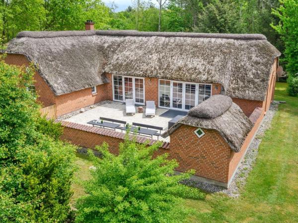 Na zdjęciu widoczny jest obiekt Holiday Home Erla - 2-3km from the sea by Interhome położony w mieście Husby.