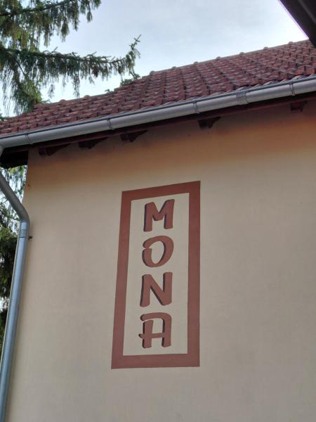 A la foto es mostra l'objecte Mona situat a la ciutat de Balşa.