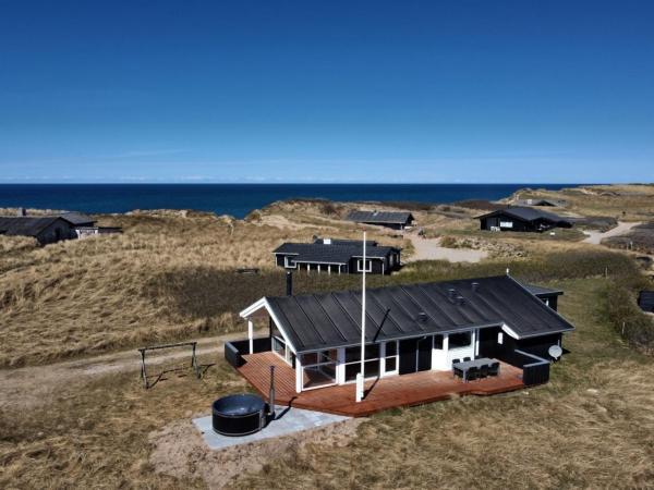 照片显示了位于Nørre Lyngby市的Holiday Home Ulf - 100m from the sea by Interhome物件。
