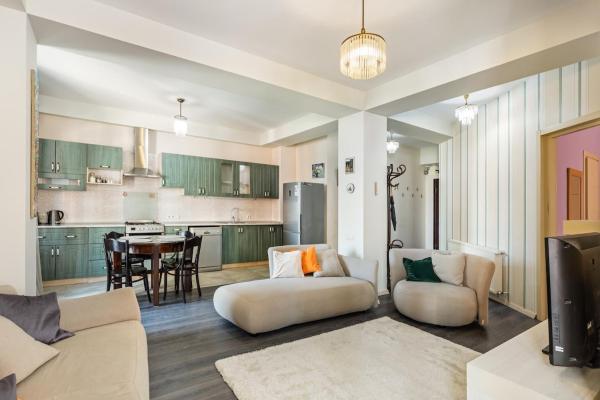 Brand New 2 Bedroom Flat with Balconies and Views, Tbilisi