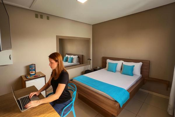 写真にはタグアチンガ市にあるDok Hotel Brasília l SLEEP HOTÉISが写っています。