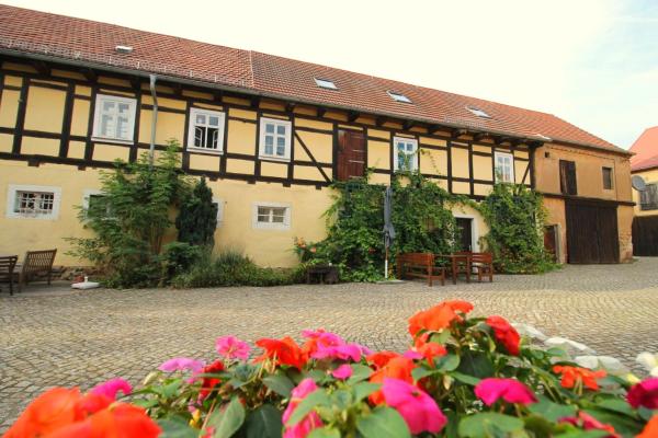 Op de foto is het object Zu Gast bei den Zaungästen te zien, gelegen in de stad Radeburg.