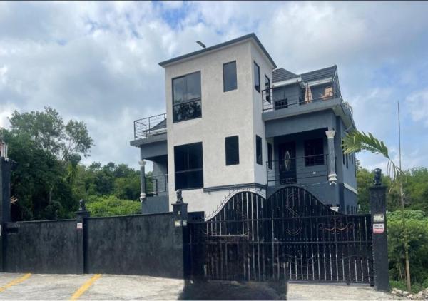 Na zdjęciu widoczny jest obiekt Apartment In Falmouth położony w mieście Merrywood.