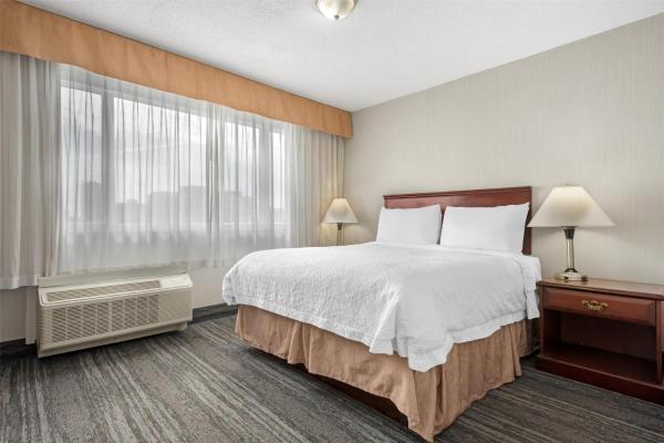 写真にはカルガリー市にあるBest Western Plus Suites Downtown Calgaryが写っています。