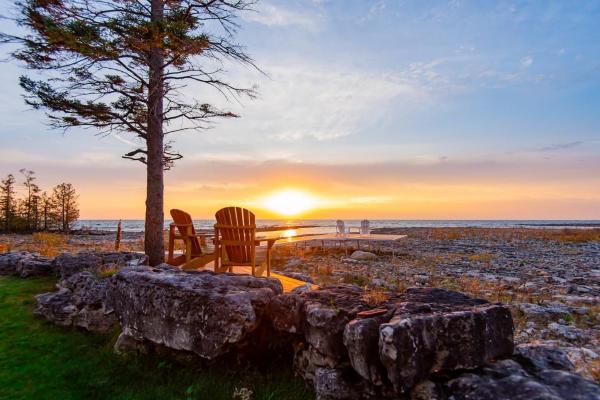 På billedet ses objektet Whiskey Harbour Lakehouse - Lake Huron Getaway beliggende i byen Red Bay.