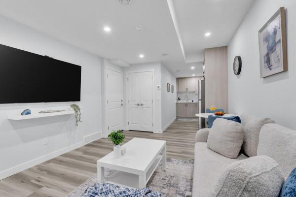 Foto 9: Basement in Calgary - 10 Mins from Calgary Airport