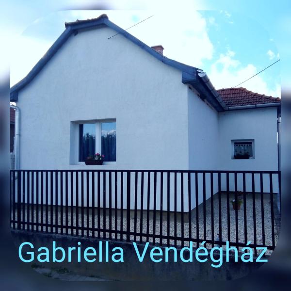 Na fotografii je vidět objekt Gabriella Vendégház nacházející se ve městě Vadna.