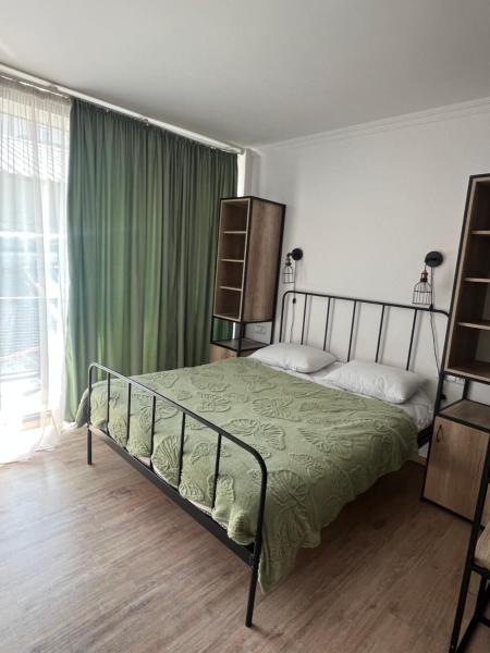 Op de foto is het object Domus Bakuriani te zien, gelegen in de stad Bakoerjani.