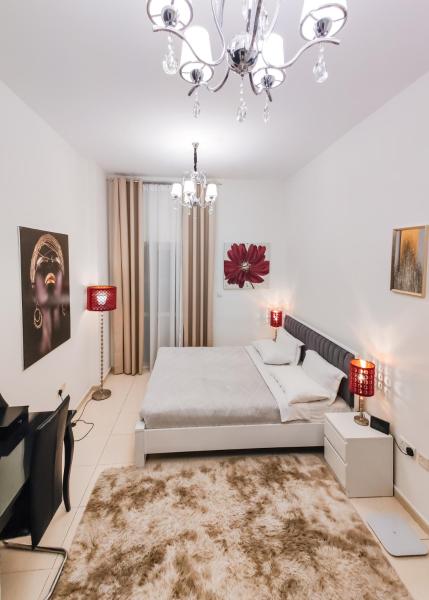 På billedet ses objektet Elegant Fresh 1BR with Heated Pool, just steps from Mall, Restaurants & Fitness center beliggende i byen Dubai.