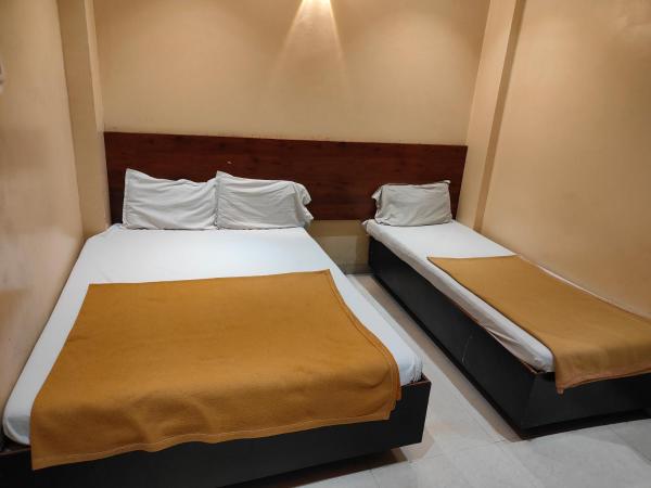 På billedet ses objektet TUKARAM HOTEL only 1 minute distance from Dwarkamai beliggende i byen Shirdi.