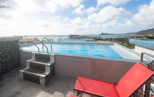 4 Bedroom Beachfront Condo with Private Pool D21, Simpson Bay