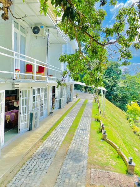 Na fotografii je vidět objekt Jaide Regency nacházející se ve městě Kandy.