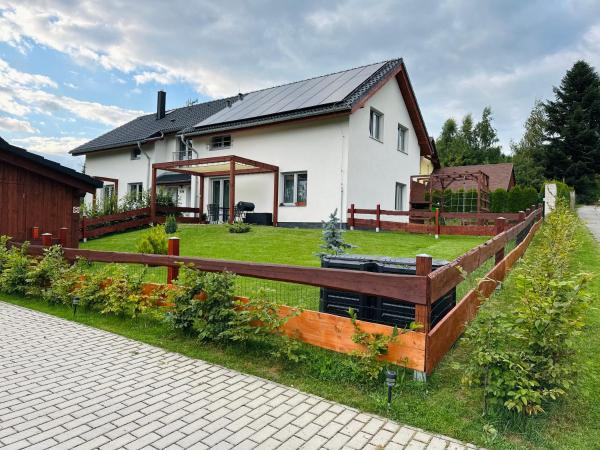 A la foto es mostra l'objecte Apartmány pod Suchým vrchem situat a la ciutat de Stachy.