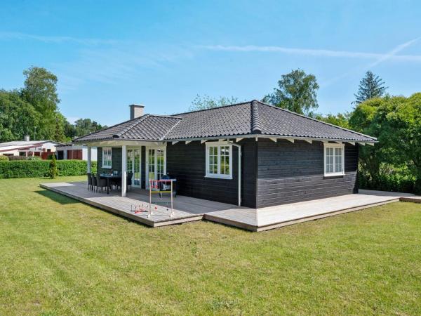 På bilden syns objektet Holiday Home Heddi - 925m from the sea by Interhome som ligger i staden Gilleleje.