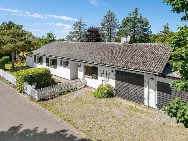 Auf dem Foto ist das Objekt Holiday Home Slavjanka - 2km from the sea by Interhome in der Stadt Stege zu sehen.
