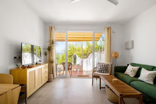 Na fotografii je vidět objekt Cozy 2BR Flat with Terrace & Pool nacházející se ve městě Nerja.