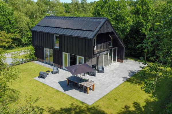 Na foto é possível ver o objeto The Black Barn House localizado na cidade de Noordwolde.