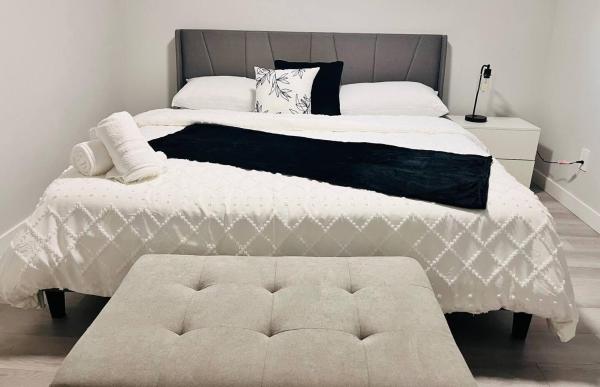 Na fotografii je vidět objekt Elegant Suite King Beds Private Entrance nacházející se ve městě Edmonton.