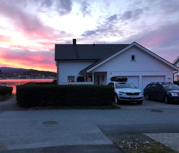 Na zdjęciu widoczny jest obiekt Unique house next to the sea położony w mieście Tromsø.