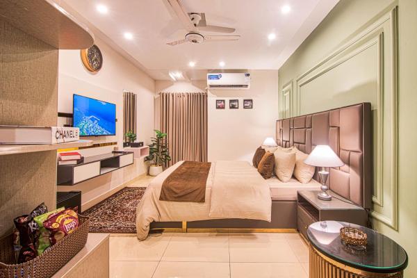 A la foto es mostra l'objecte HK Retreat Designer Luxury Apartment Near Airport In Faisal Town Islamabad situat a la ciutat de Barkat.
