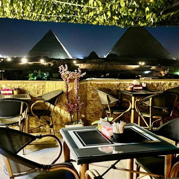 A la foto es mostra l'objecte Pyramids Of Egypt situat a la ciutat de El Caire.