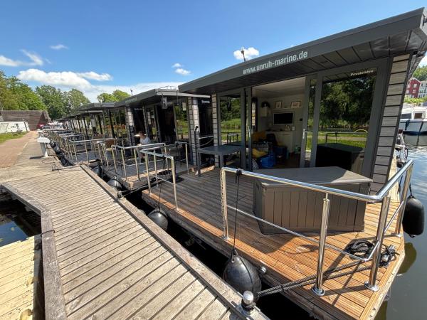 Kuvassa näkyy kohde Hausboot Privatsfähre als Festanlieger, joka sijaitsee kaupungissa Kleinzerlang.