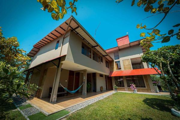 На фото показан объект Puerto Bambú Nature and Relaxation, расположенный в городе Мойобамба.