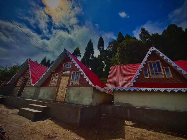 A la foto es mostra l'objecte Pines and Beyond cottage situat a la ciutat de Simāna Basti.