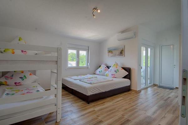 På billedet ses objektet Biševo Apartmani beliggende i byen Doni Štoj.
