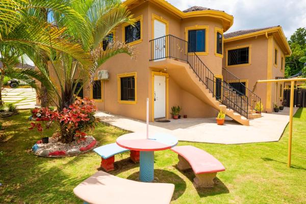 Elegant,central & Spacious Unit With Ac At Dw Apts - Jamaica
